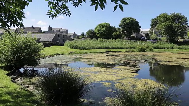 村庄池塘莫纳什，皮克区国家公园，德比郡，英国，欧洲视频素材