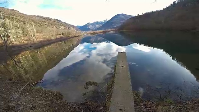 在加泰罗尼亚比利牛斯山脉，从个人的角度思考和享受湖水反射的山景观。视频素材