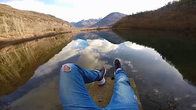 在加泰罗尼亚比利牛斯山脉，从个人的角度思考和享受湖水反射的山景观。视频素材