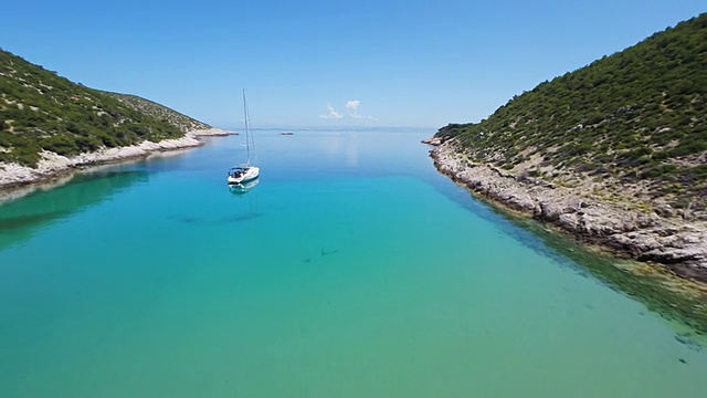 在泻湖抛锚的空中帆船视频素材