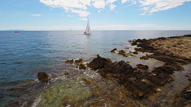 沿着岩石海岸航行的空中船视频素材