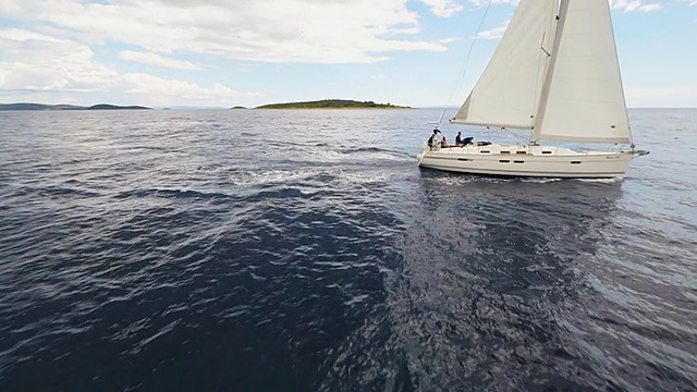 沿海岸线航行的空中帆船视频素材