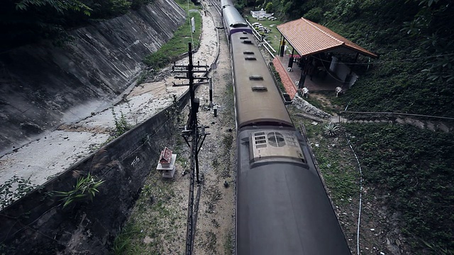 铁路隧道和客运列车视频下载