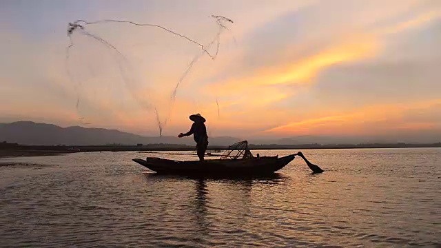 清晨，泰国渔夫在湖边钓鱼。视频素材