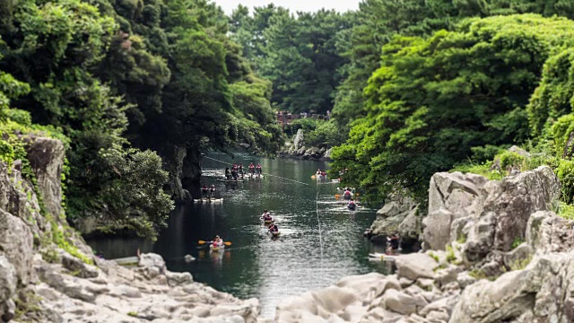 在Soesokkak(风景区)欣赏水上运动的人们视频素材