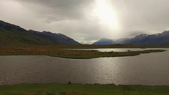 一个湖和山脉的鸟瞰图，巴塔哥尼亚，阿根廷视频素材