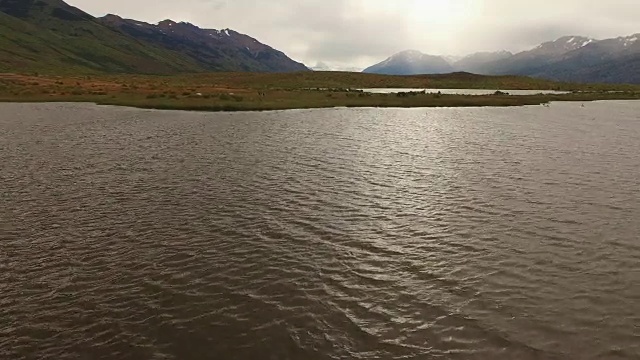 一个湖和山脉的鸟瞰图，巴塔哥尼亚，阿根廷视频素材