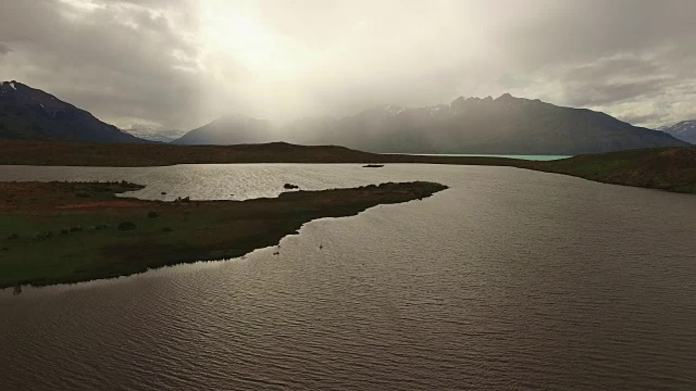 一个湖和山脉的鸟瞰图，巴塔哥尼亚，阿根廷视频素材