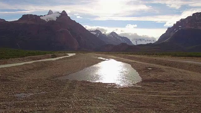 阿根廷巴塔哥尼亚河和山脉的鸟瞰图视频素材