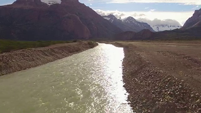 阿根廷巴塔哥尼亚河和山脉的鸟瞰图视频素材