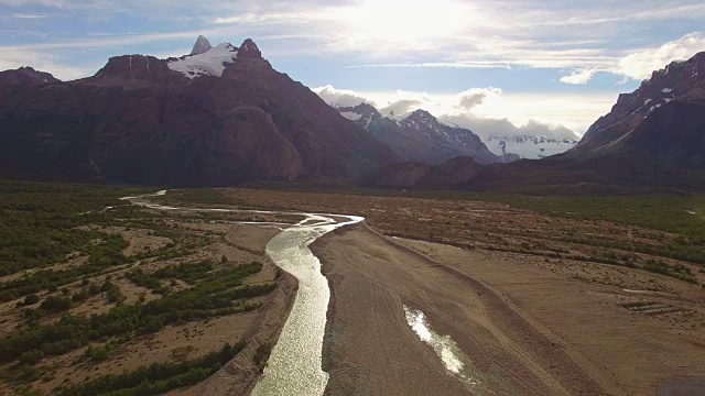 阿根廷巴塔哥尼亚河和山脉的鸟瞰图视频素材