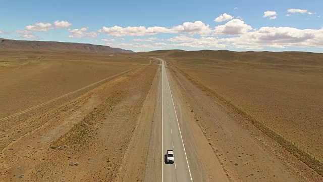 在阿根廷巴塔哥尼亚，只有一辆车的空旷道路的鸟瞰图视频素材