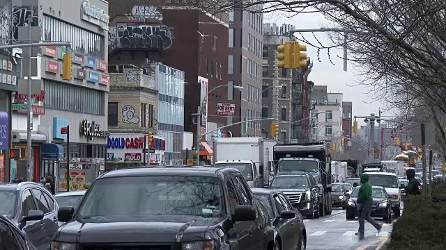 下东区交通，涂鸦覆盖公寓大楼-曼哈顿，纽约市视频素材