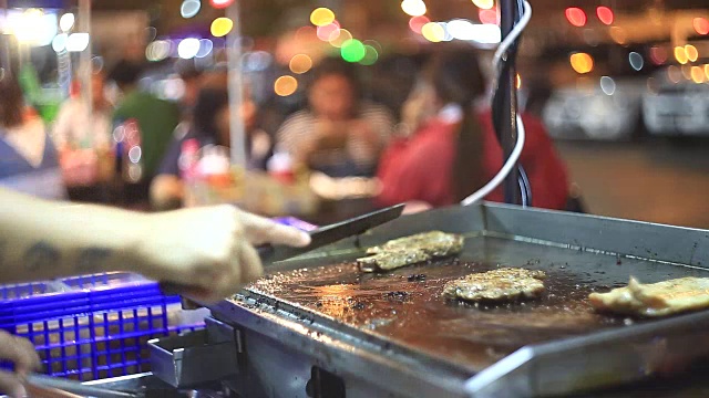 餐厅里的烤肉和喝酒视频素材