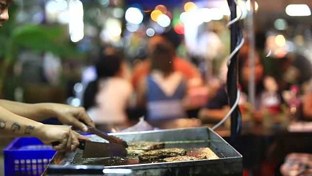 烤肉架上的肉视频素材