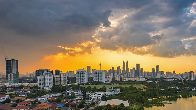 美丽的夕阳下吉隆坡的天际线。时间流逝。4 k。视频素材