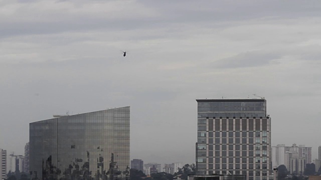 一架直升飞机从建筑顶部起飞——巴西圣保罗视频素材