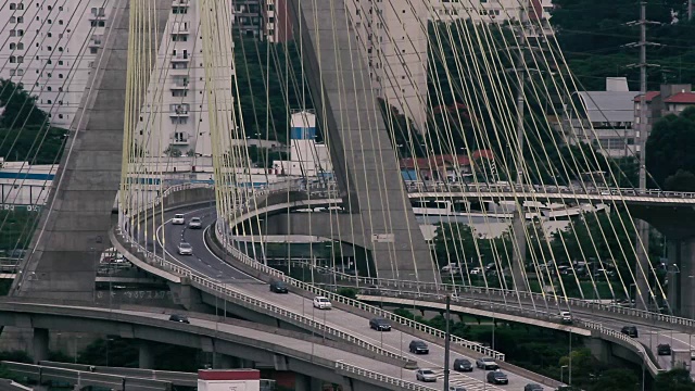 Estaiada桥上的交通- São Paulo，巴西视频素材