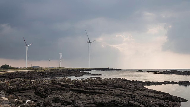 近海风电场垂直轴风力机的海景特征视频素材