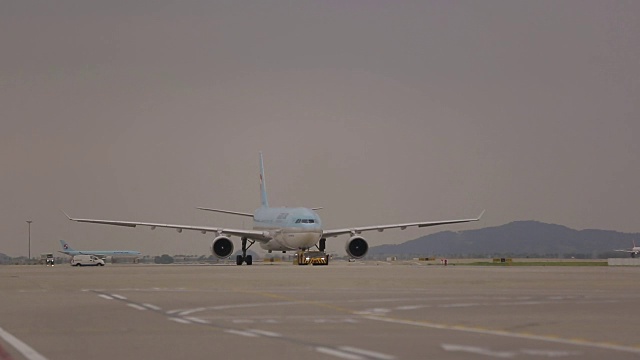 在仁川国际机场移动的大韩航空飞机视频素材