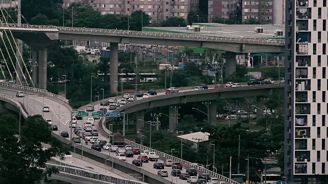 Estaiada桥上的交通- São Paulo，巴西视频素材