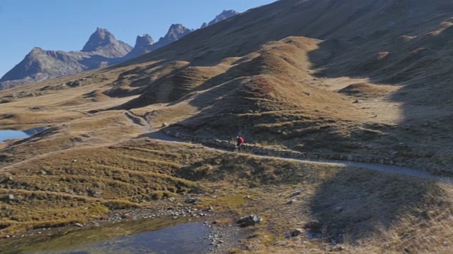 阿尔卑斯山徒步旅行视频下载