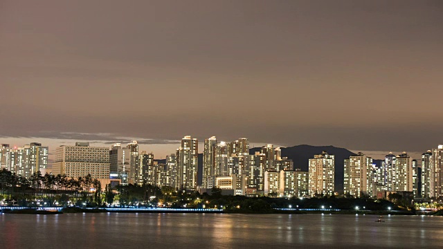 市区夜景与光阳县湖公园视频素材