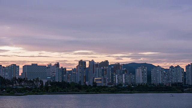 在日落到夜晚的光阳县的住宅区与湖公园视频素材