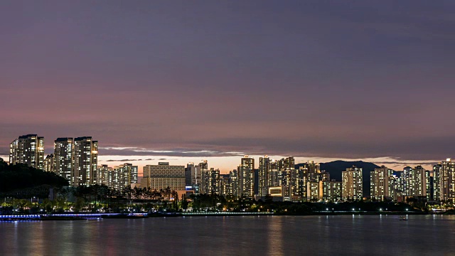 在日落到夜晚的光阳县的住宅区与湖公园视频素材