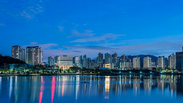 从夜景到日出，在光阳县有湖公园的住宅区视频素材