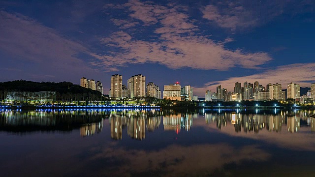 从夜景到日出，在光阳县有湖公园的住宅区视频素材