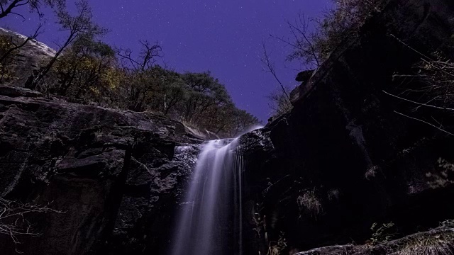 苏克瀑布和悬崖的夜景视频素材