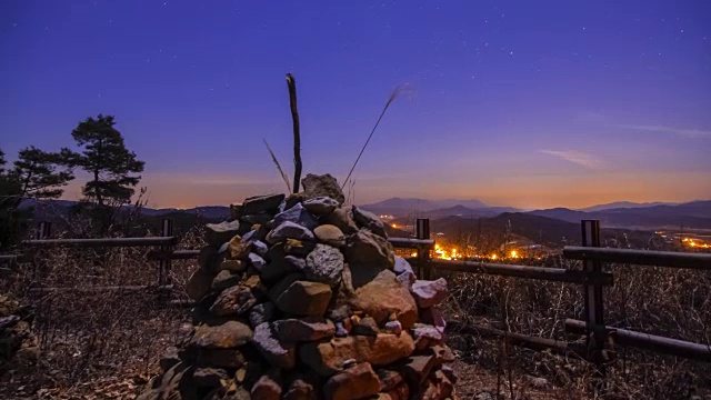 夜景的Doltap(堆石)和山村视频素材