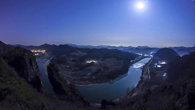 夜观石壁和河流的Seondol岩(风景区)视频素材