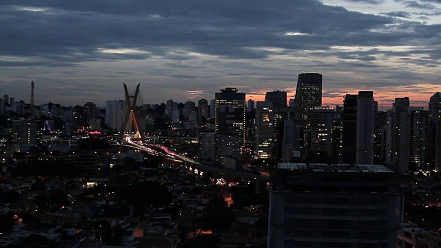 夜间Estaiada桥上的交通- São Paulo，巴西视频素材