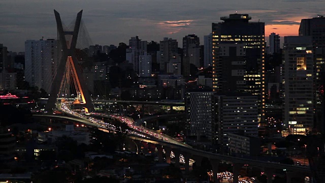 夜间Estaiada桥上的交通- São Paulo，巴西视频素材