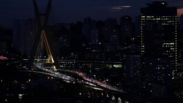 Estaiada桥上的交通- São paulo，巴西视频素材