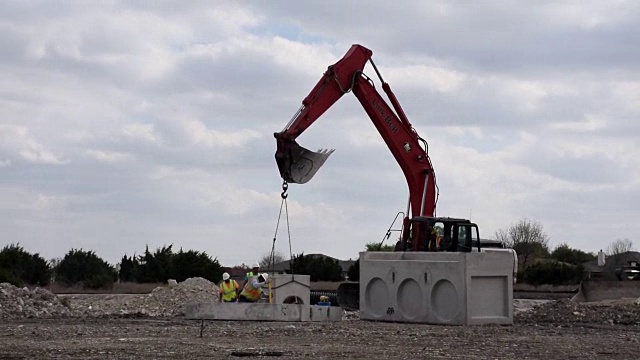 大铲斗建筑重型机械挖掘和建设新的基础，新的住房和公寓在得克萨斯州奥斯汀视频素材