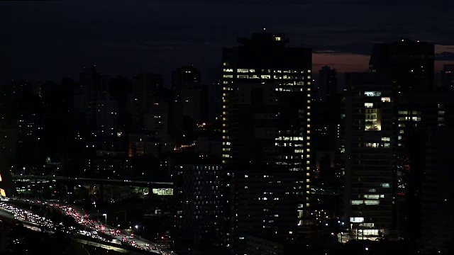 巴西圣保罗晚上城市的交通和建筑视频素材