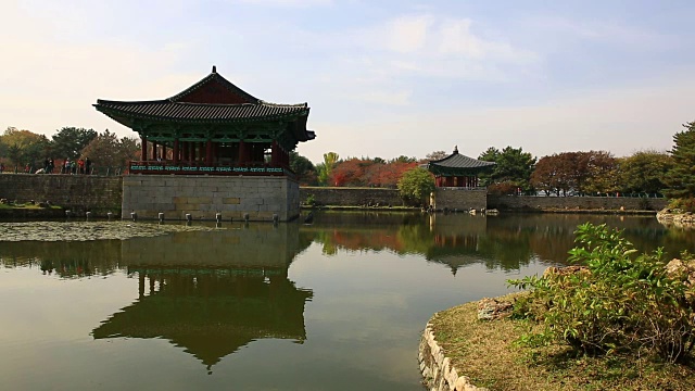 秋景Anapji Pond(Korea Historic Place 18)的亭子和水面倒影视频素材