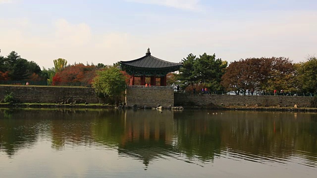 秋景Anapji Pond(Korea Historic Place 18)的亭子和水面倒影视频素材