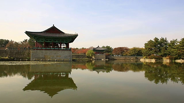 秋景Anapji Pond(Korea Historic Place 18)的亭子和水面倒影视频素材