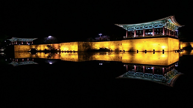 Anapji池的亭子夜景和水面倒影(韩国历史景点18)视频素材