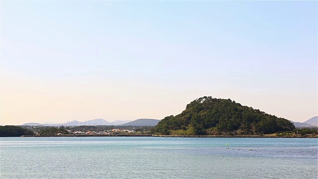 Oreum火山锥海景与风力涡轮机视频素材