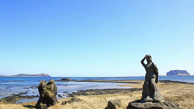 海女像海景(传统济州岛女潜水员石像)视频素材