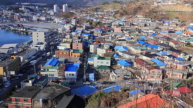 木木港渔村与住宅区的乡村景象视频素材