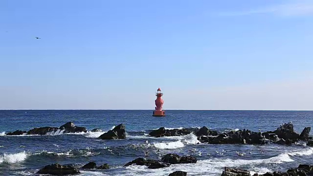 东海海景，木谷港附近有红色灯塔视频素材