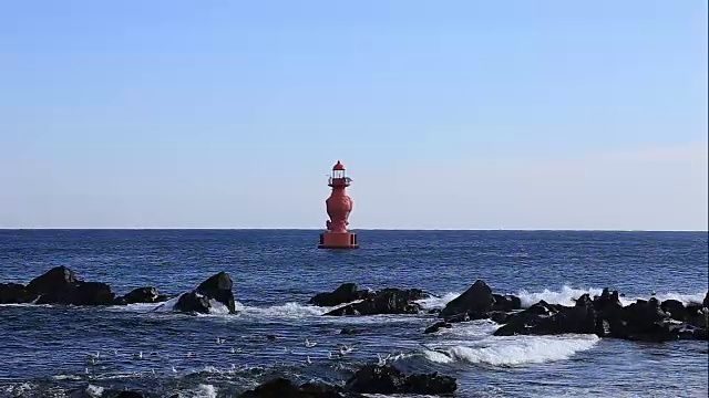 东海海景，木谷港附近有红色灯塔视频素材