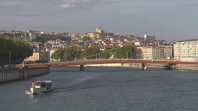 (中景)船在河上通过Saône，后面的Croix Rousse山和La Passerelle du Palais de Justice桥视频素材