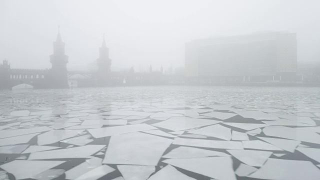 Oberbaumbrücke柏林冬季景观时间与雾和冰在施普雷河和火车速度视频素材